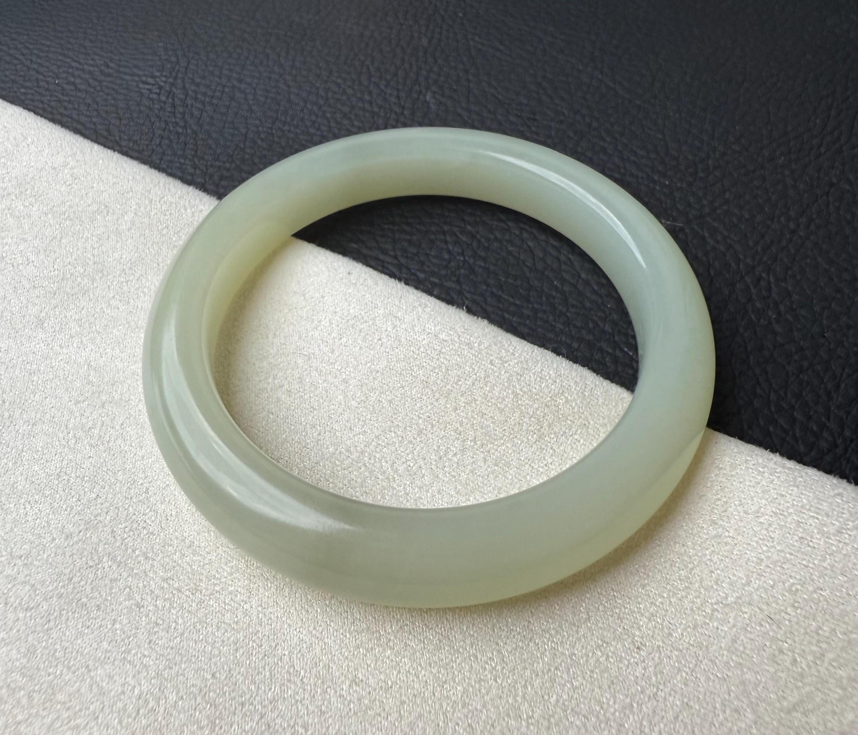 54.5 mm 乳白色の上質な翡翠、緑がかった温白色のネフライトバングル