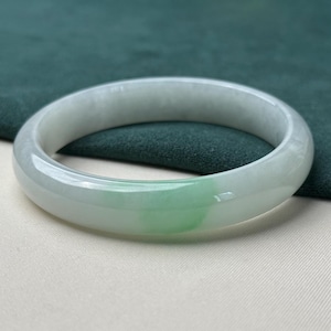 56 mm burmesisk jadearmband av typ A med en fläck av äppelgrön tvåfärgad jadeit, certifierad naturlig 白底青翡翠 1393