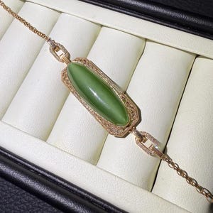 Bransoletka z 18-karatowego różowego złota z zielonym jadeitem i diamentami w kształcie kociego oka, certyfikowana jako naturalna 4415