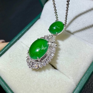 帝王绿 Imperial green Jadeite Type A translucent jade cabochon pendant in 18K white gold and natural diamonds certified natural