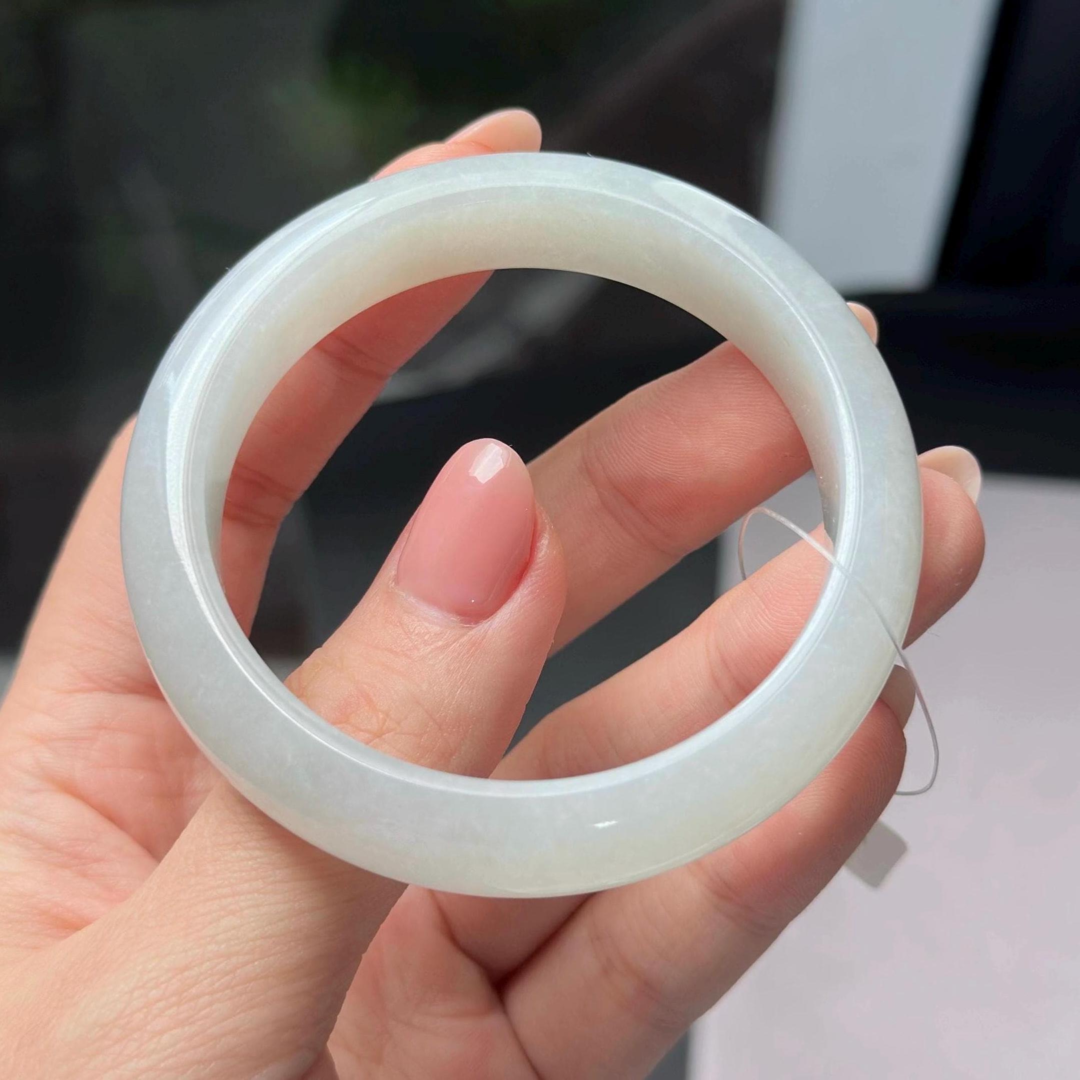 55.1 mm の絶妙な翡翠バングル – 「ホワイト ムーンライト」ヌオアイス