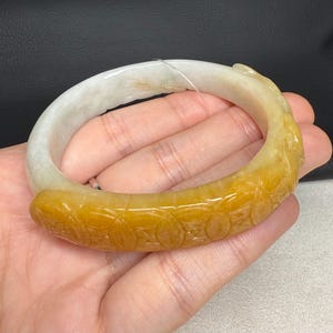 Wohlstandsmünze ovaler Armreif 57 mm Typ A burmesische Jade lebendiges Gelb bicolor Jadeit zertifiziert natürlich SC3710