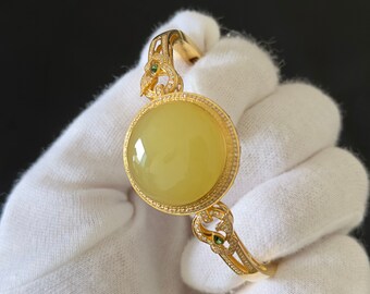 Premium Quality Yellow nephrite 18 karat gold and diamonds cuff bangle bracelet