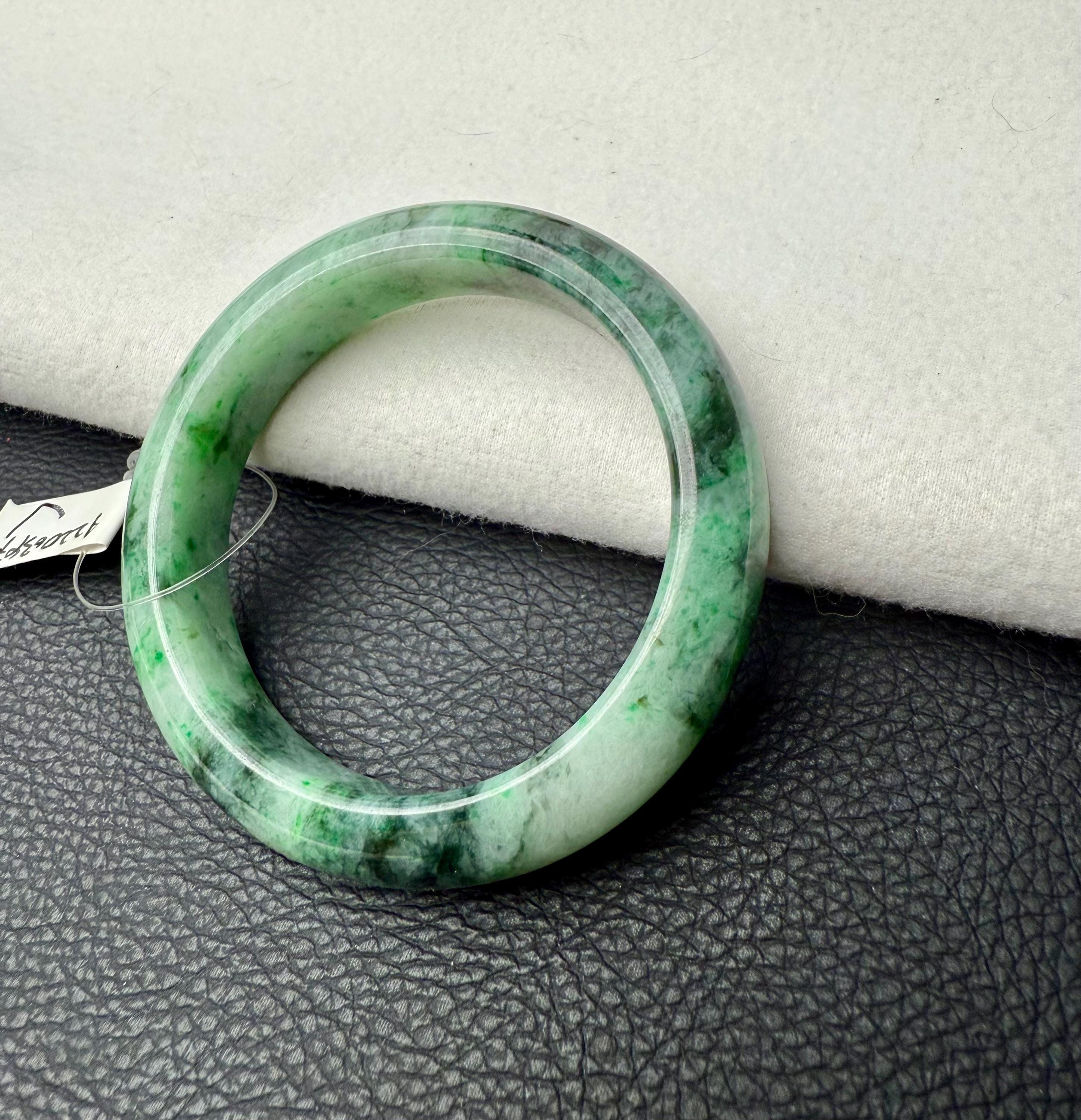 52.5 mm フルーツグリーン翡翠バングル、ダークグリーンの浮き模様付き