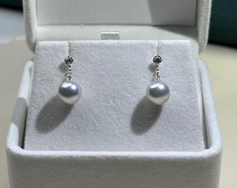 Pendientes colgantes de perla azul Akoya de plata natural de 8 mm en oro blanco de 14 quilates con circonitas
