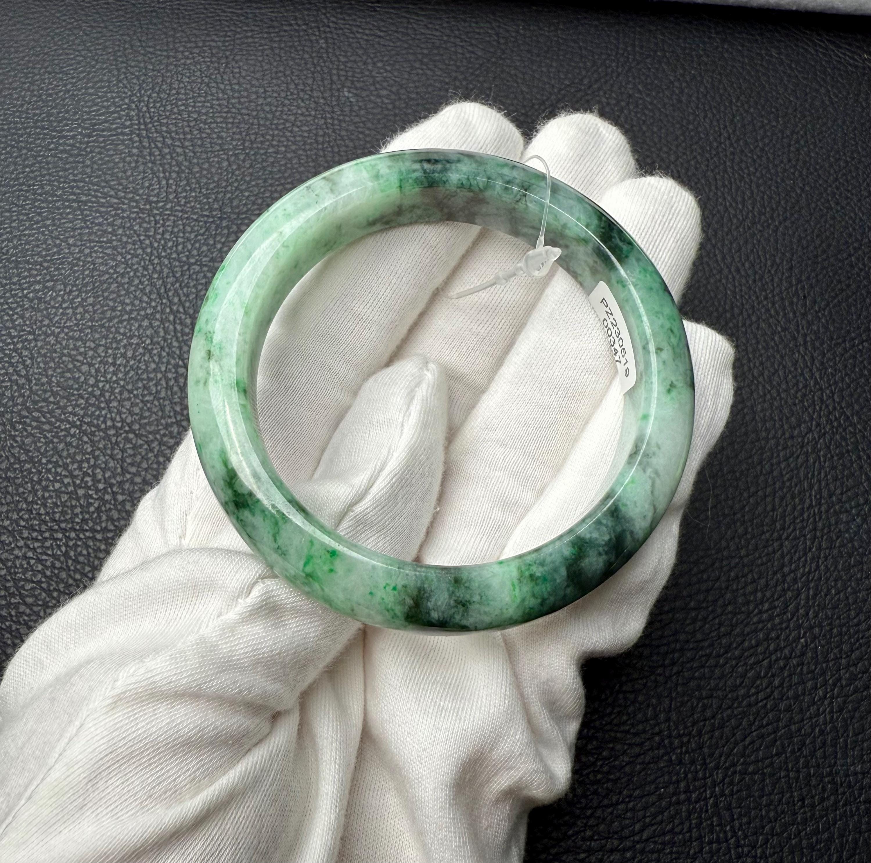 52.5 mm フルーツグリーン翡翠バングル、ダークグリーンの浮き模様付き