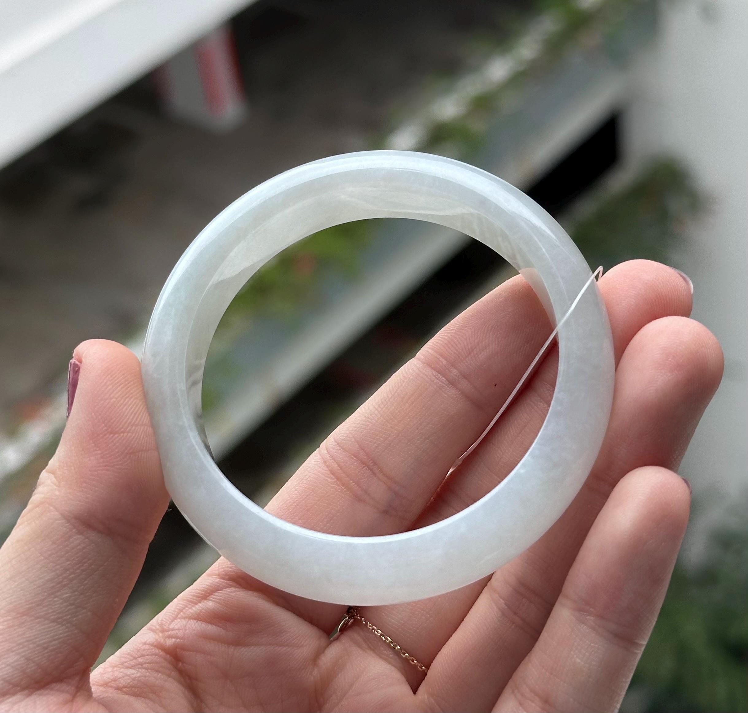 55.1 mm の絶妙な翡翠バングル – 「ホワイト ムーンライト」ヌオアイス