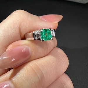 US6 Colombia Emerald ring in platinum with natural diamonds with certificate