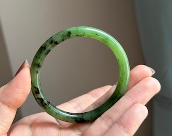 Brazalete de jade nefrita verde kiwi de 57,7 mm – Pulsera de jade verde manzana moteado natural, textura orgánica, joyería minimalista para el día a día 2998