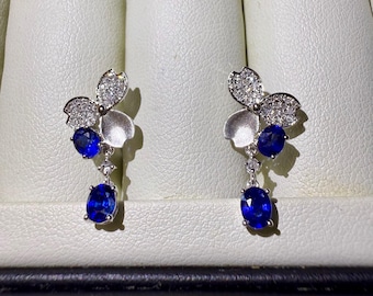 Brincos pendentes com safira azul royal de 1,3 ct, cravejados em ouro branco 18K e diamantes naturais, com certificado.