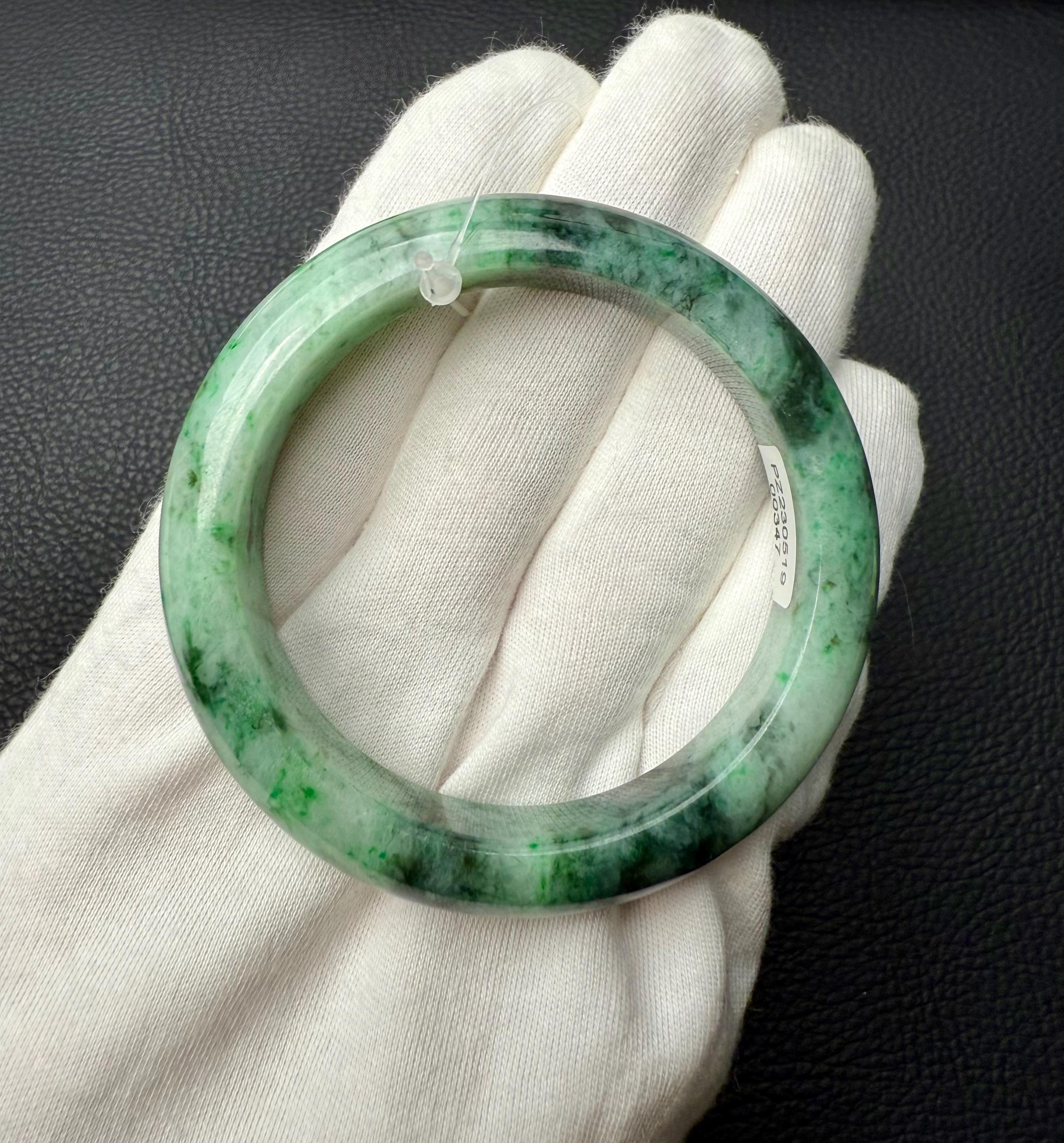 52.5 mm フルーツグリーン翡翠バングル、ダークグリーンの浮き模様付き