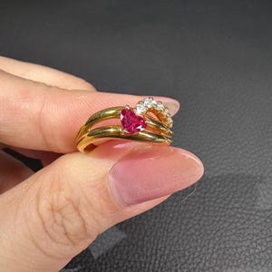 US5.5 Heart-Cut Ruby Ring in 18K Gold – Romantic and Elegant