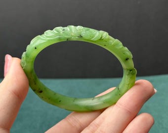 Bransoletka z rzeźbionego jadeitu z jadeitu nefrytowego w kolorze zielonego jabłka, certyfikowana, o średnicy 57,5 mm – Lotus & Fish SJ 1562