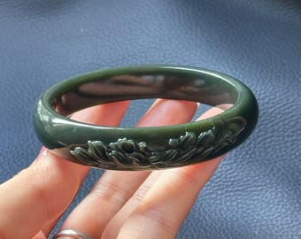 蓮と金魚のデザインが施された手彫りのグリーン翡翠バングル | 自然にインスパイアされた象徴的な60mmの中国産ネフライトバングル。天然認定SJ0122