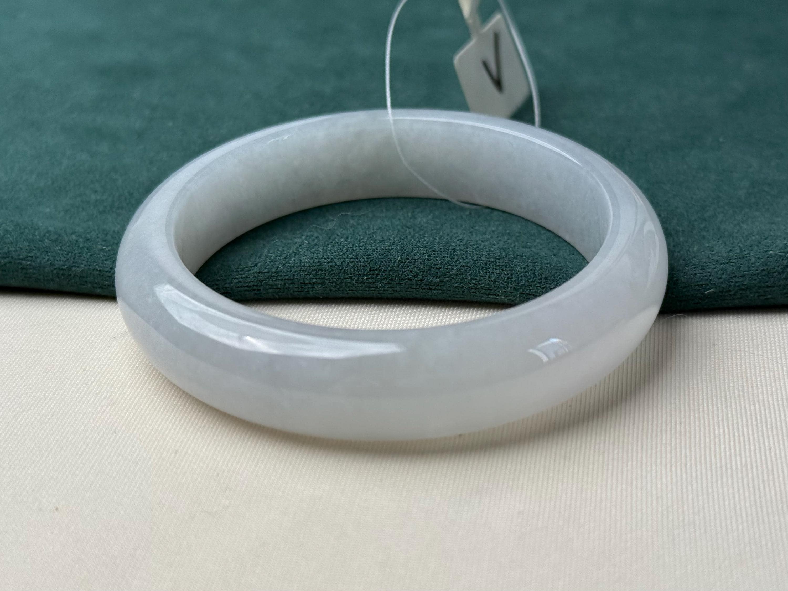 55.1 mm の絶妙な翡翠バングル – 「ホワイト ムーンライト」ヌオアイス