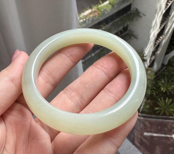 54.5 mm 乳白色の上質な翡翠、緑がかった温白色のネフライトバングル 