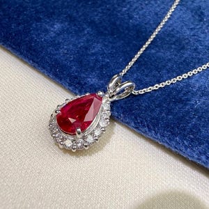 Colar com pingente de platina com rubi birmanês cor sangue de pombo de 1 quilate e diamantes, acompanhado de certificado.