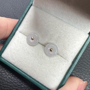 Boucles d&#39;oreilles en or jaune 18 carats avec monture en jadéite blanche de Birmanie de type A