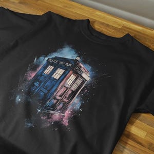 Koszulka unisex Doctor Who Tardis, kolorowy wzór akwarelowy, koszulka Sci-Fi, prezent dla fanów Dr Who, top dla miłośników Sci-Fi, koszulka z grafiką dla geeków