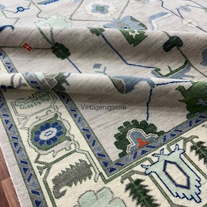 Handgeknüpfter Beiger Oushak Teppich: Vintage Teppich mit Blumenmuster
