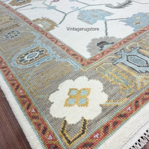 Handgeknüpfter Oushak Wollteppich: Beiges Design