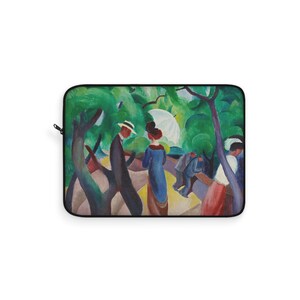 Könnte beinhalten: Laptoptasche mit einem farbenfrohen Gemälde von Menschen in einem Park. Das Kunstwerk zeigt Figuren in einer grünen, gelben und blauen Landschaft, mit einem Mann im Anzug und Hut und einer Frau mit Sonnenschirm.