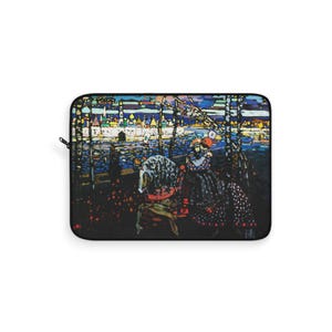 Peut inclure: Housse pour ordinateur portable avec une peinture abstraite colorée. L'œuvre représente des personnages près d'un plan d'eau avec un paysage urbain en arrière-plan. La housse a une fermeture éclair noire.