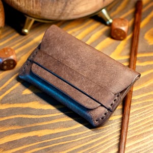 Cartera con solapa Pueblo, tarjetero hecho a mano, piel curtida vegetal, piel Pueblo italiana, regalo para él, monedero para él