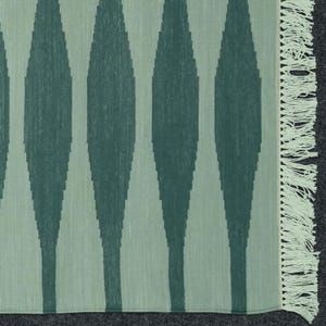 Tappeto moderno fatto a mano in cotone a righe, a trama piatta, tinto in tessuto vegetale naturale, arazzo da parete reversibile Dhurrie indiano, tappeto decorativo scandinavo