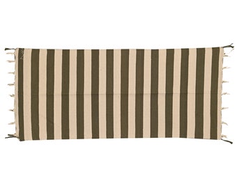 Op de afbeelding: Een gestreept tapijt in beige en donkergroen. Het tapijt heeft aan beide uiteinden franjes.