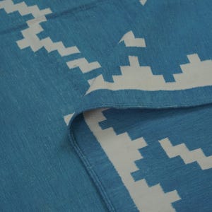 Reversible Indian Cotton Area Rug, Handwoven Kilim Natural Indigo Blue Dyed Dhurrie For Decor, Flat weave Washable Rug For Bedroom Decor