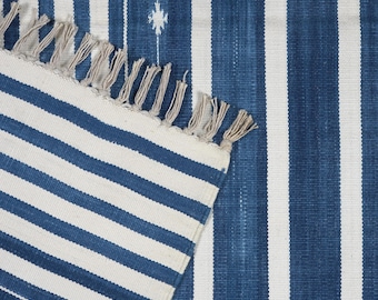 Tapis kilim en coton bleu indigo et blanc 4 x 6 pi - Dhurrie prêt à expédier, tapis réversible teint naturellement, carpette à rayures pour la décoration intérieure