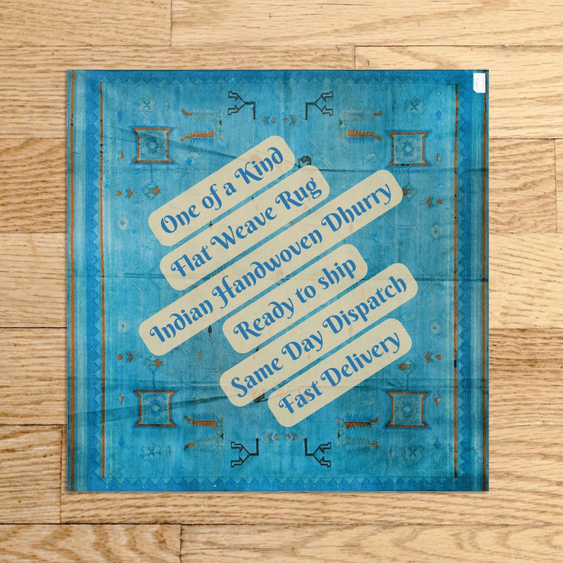 Op de afbeelding: Een handgeweven tapijt in blauw en wit met de tekst "One of a Kind", "Flat Weave Rug", "Indian Handwoven Dhurry", "Ready to ship", "Same Day Dispatch" en "Fast Delivery".