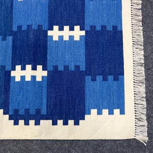 Alfombra Dhurrie tejida a mano con estampado de cuadrícula azul, alfombra de algodón, tejido plano geométrico de estilo moderno de mediados de siglo, alfombras y pasillos de tamaño personalizado para la decoración del hogar.