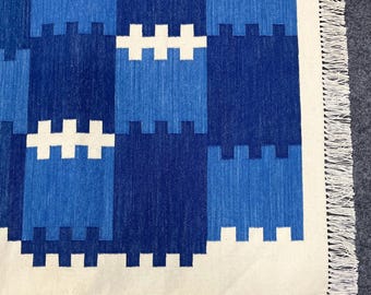 Tapete Dhurrie tecido à mão com padrão quadriculado azul, em algodão, estilo geométrico moderno de meados do século XX, tapetes e passadeiras sob medida para decoração de casa.