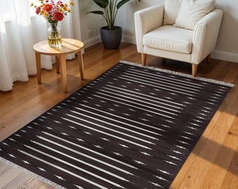 Alfombra de algodón tejida a mano de color marrón oscuro, alfombra moderna a rayas, alfombra Dhurrie de tejido plano estilo boho, alfombra tribal hecha a mano, alfombra minimalista para sala de estar.