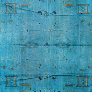 Op de afbeelding: Een vintage blauw tapijt met een geometrisch patroon in tinten oranje, blauw en zwart. Het tapijt heeft een versleten en vervaagde uitstraling, waardoor het een rustieke en antieke uitstraling heeft.