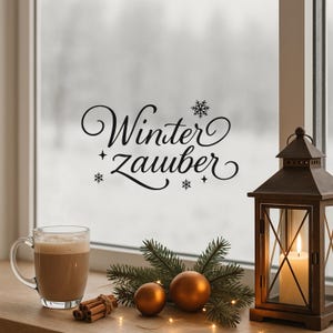 Può includere: Una scena invernale accogliente con una tazza di caffè, una candela accesa in una lanterna e decorazioni festive. La finestra mostra il testo "Winter zauber" in elegante scrittura, evocando un'atmosfera calda e invitante.