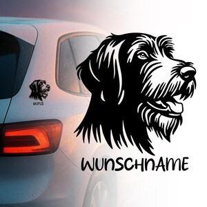 Könnte beinhalten: Ein schwarz-weißer Vinyl-Aufkleber mit einer stilisierten Illustration eines rauhaarigen Hundekopfes im Profil mit leicht geöffnetem Maul. Unter der Hundeillustration ist der Text WUNSCHNAME in einer fetten Schrift gedruckt.