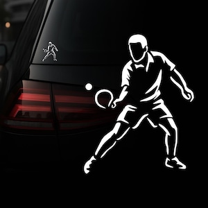 Può includere: Adesivo in vinile bianco raffigurante un giocatore di ping pong in azione, che serve una pallina con una racchetta. Il design è una silhouette, con la forma del giocatore e la sua attrezzatura chiaramente definite su sfondo nero. È visibile anche una versione più piccola del giocatore.