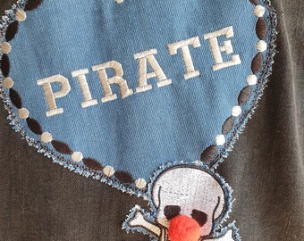 PIRATE  Jeansjacke mit Koordinaten und der Dudekopp hätt en Pappnas an. Gr.40/42 (Achselmaß 50 cm) -32-