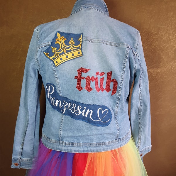 Früh-Prinzessin Jeansjacke mit Stickereien  in Gr. 42 und ein Achselmaß von 48 cm