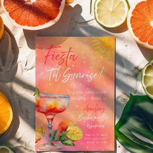 Op de afbeelding: Een kleurrijke uitnodiging voor een vrijgezellenweekend, met een cocktailillustratie, citrusvruchten en de tekst "Fiesta 'Til Sunrise!". De uitnodiging bevat details over het evenement.