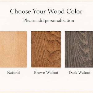 Peut inclure: Image pr&eacute;sentant trois options de couleurs de bois : Naturel, Noyer Brun et Noyer Fonc&eacute;. Le texte "Choisissez votre couleur de bois" et "Veuillez ajouter une personnalisation" sont en haut. Les &eacute;chantillons de bois sont rectangulaires.