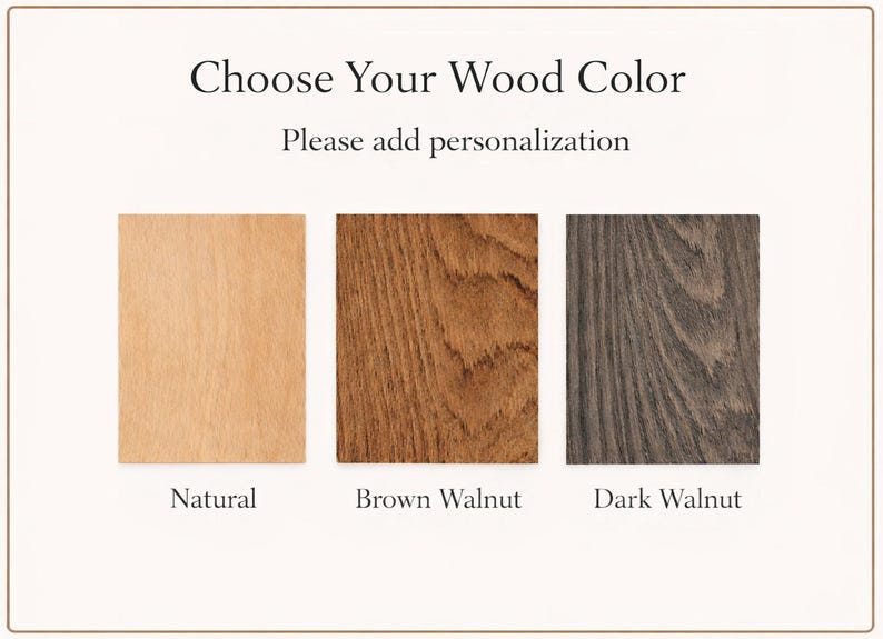 Peut inclure: Image pr&eacute;sentant trois options de couleurs de bois : Naturel, Noyer Brun et Noyer Fonc&eacute;. Le texte "Choisissez votre couleur de bois" et "Veuillez ajouter une personnalisation" sont en haut. Les &eacute;chantillons de bois sont rectangulaires.