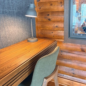 Peut inclure: Une lampe de bureau grise avec un abat-jour conique est pos&eacute;e sur un bureau en bois. Une chaise verte rembourr&eacute;e est plac&eacute;e devant le bureau. Le bureau est en bois et comporte des rainures horizontales. L'arri&egrave;re-plan pr&eacute;sente un mur lambriss&eacute; et un vitrail.