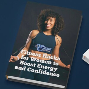 Pode incluir: Uma capa de livro com uma mulher pulando corda. A capa é preta com texto branco que diz "Fitness Hacks for Women to Boost Energy and Confidence".