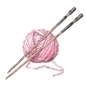 Puede incluir: Ilustración en acuarela de una madeja de hilo rosa con dos agujas de tejer de madera. El hilo es de color rosa suave y las agujas están en ángulo sobre la madeja.