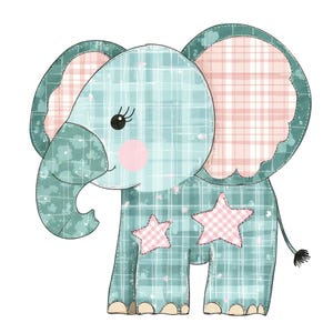 Può includere: Un'illustrazione stravagante di un elefantino in stile patchwork. L'elefante è principalmente verde acqua con un motivo a quadri, con accenti rosa sulle orecchie, sulle guance e sulle toppe a forma di stella. Ha un occhio nero e una piccola coda.