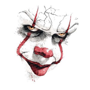 Op de afbeelding: Waterverfillustratie van een clowngezicht met witte huid, rode accenten en gele ogen. De clown heeft een rode neus en mond, met rode lijnen die zich uitstrekken vanaf de ogen. De afbeelding heeft een verweerd, gebarsten effect.